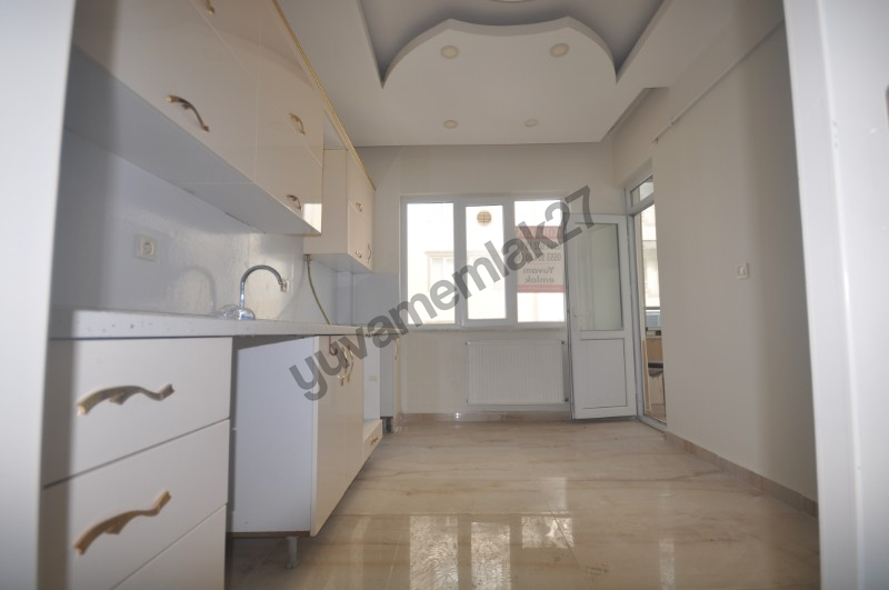 Gaziantep G&uuml;neykent Mahallesi 2+1 kiralık daire ilanı. 1. kat asans&ouml;rl&uuml;, yeni boyalı, merkezi konumda. Toplu taşımaya, &uuml;niversiteye ve sağlık kuruluşlarına yakın.